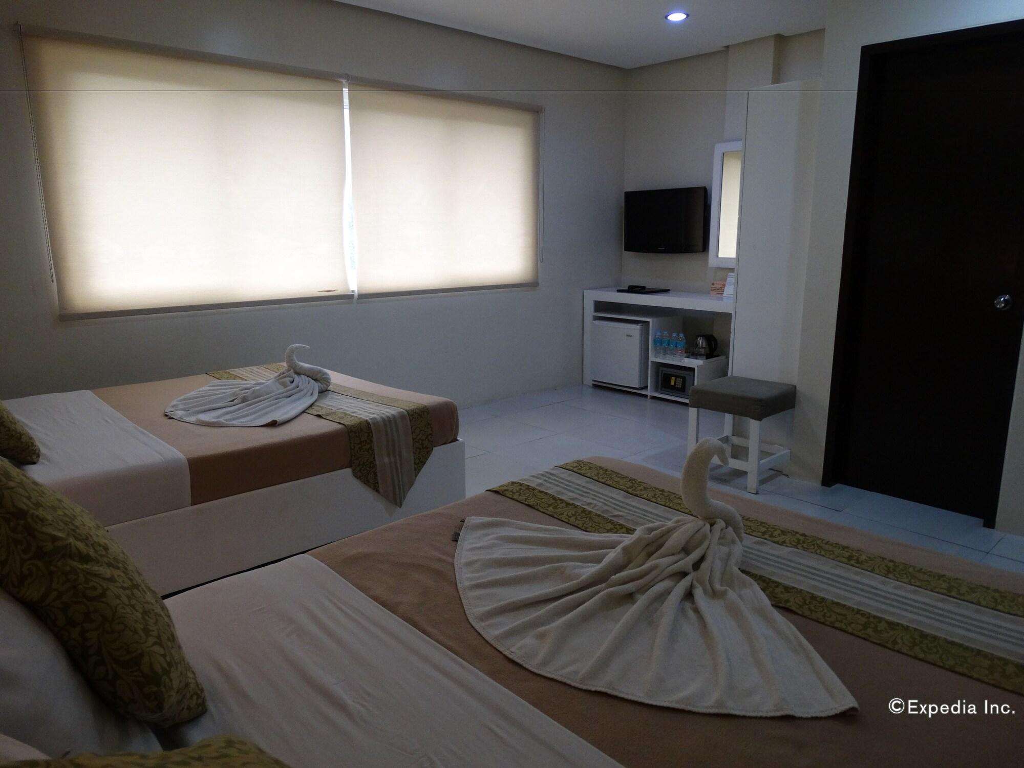 Empire Suites Hotel Puerto Princesa Bagian luar foto