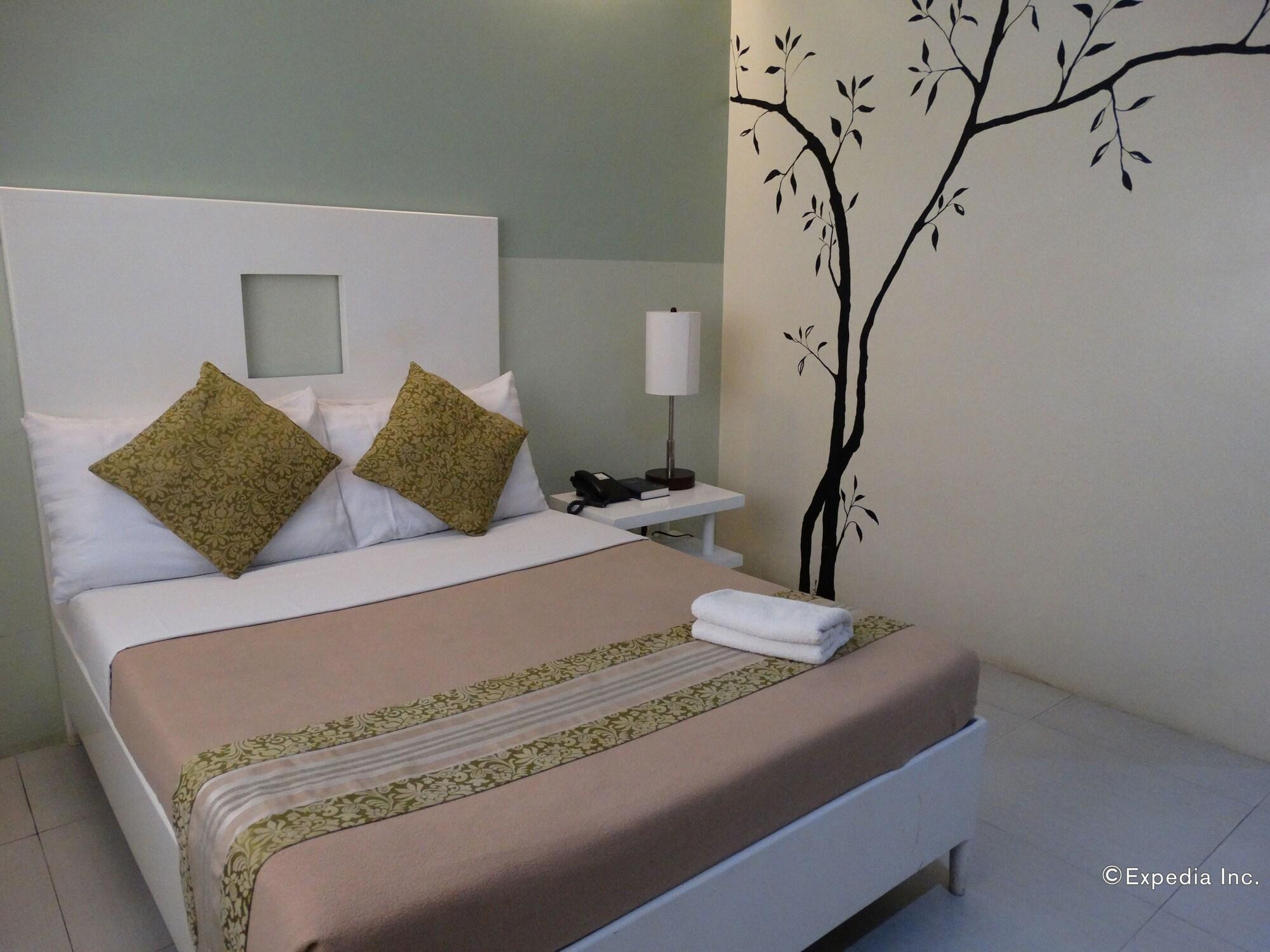 Empire Suites Hotel Puerto Princesa Bagian luar foto