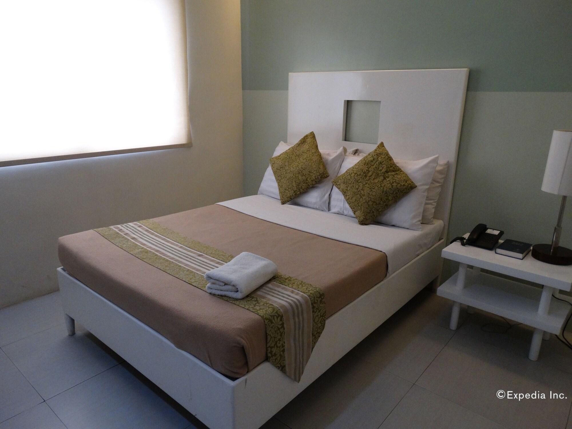 Empire Suites Hotel Puerto Princesa Bagian luar foto