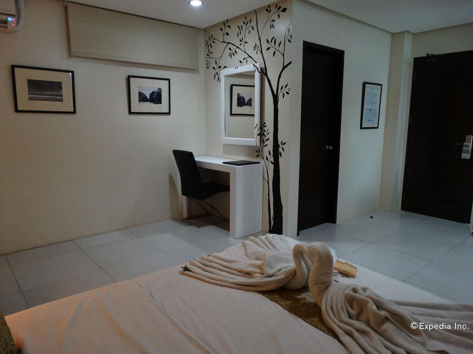 Empire Suites Hotel Puerto Princesa Bagian luar foto