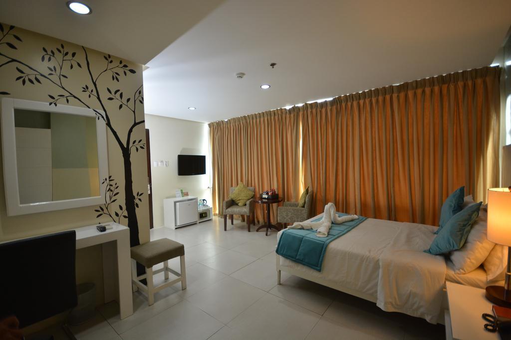 Empire Suites Hotel Puerto Princesa Bagian luar foto